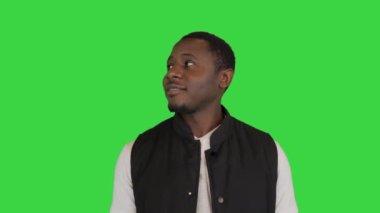 Çok mutlu bir Afro-Amerikalı Yeşil Ekran 'da baş parmağını gösteriyor, Chroma Key..