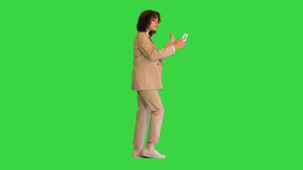 Nero millennial ragazza fare video chiamata mentre si cammina su un green screen, croma chiave. — Video Stock