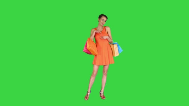 Bella donna che tiene borse della spesa e gettare banconote in denaro su uno schermo verde, Chroma Key. — Video Stock