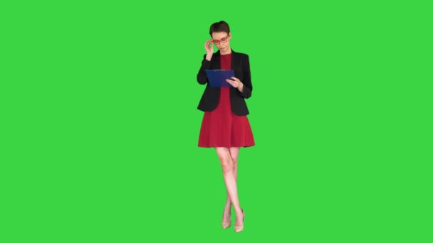 Giovane bella donna che legge documenti su uno schermo verde, Chroma Key. — Video Stock