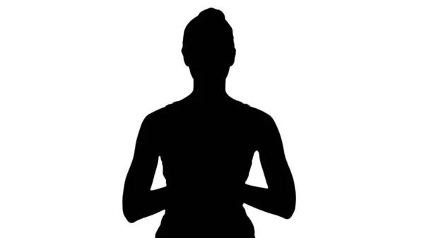 Silhouette Giovane donna yogi praticare yoga, rendendo namaste gest — Foto Stock