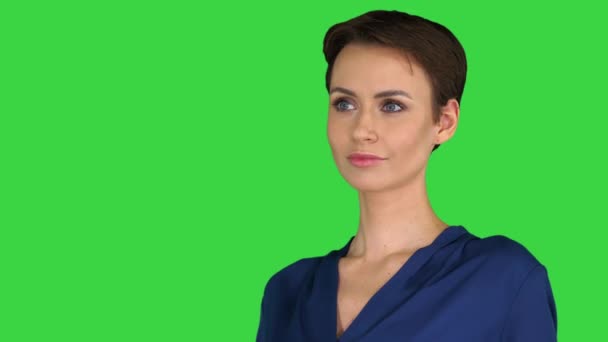 Mooie vrouw houden papier meeneem kopje met warme drank zwarte koffie op een groen scherm, Chroma Key. — Stockvideo