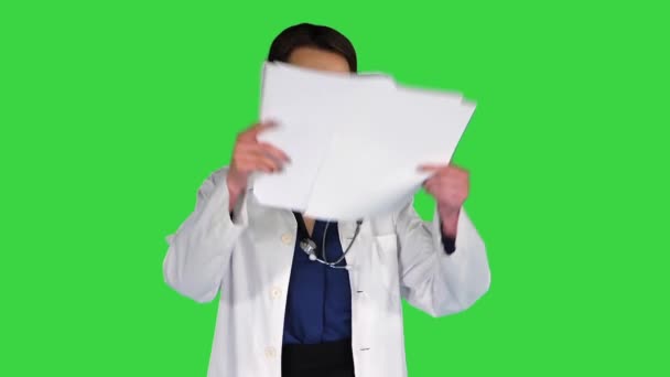 Güzel genç doktor Yeşil Ekran 'a kağıt atıyor, Chroma Key. — Stok video