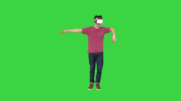 Casual gamer danza bloccaggio hip-hop in VR cuffia gioco di danza su uno schermo verde, Chroma Key. — Video Stock