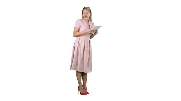 Femme jeune femme en rose debout avec comprimé et donnant speec — Photo