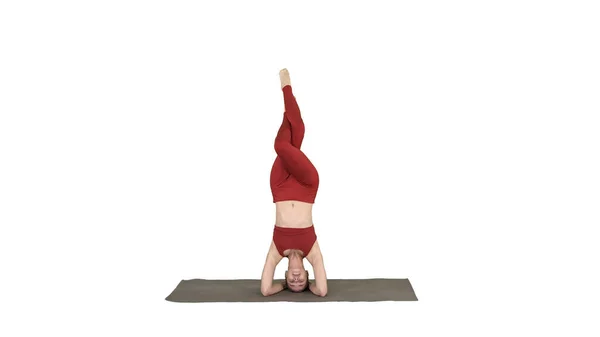 Mulher bonita fazendo ioga variação exercício de suportado — Fotografia de Stock