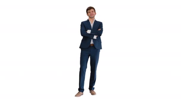 Bonito jovem empresário de pé braços cruzados, sorrindo confiantemente no fundo branco. — Vídeo de Stock