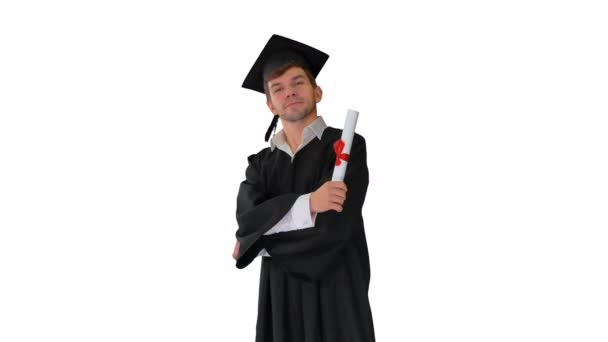 Orgulloso estudiante masculino en vestido de graduación posando con su diploma sobre fondo blanco. — Vídeos de Stock