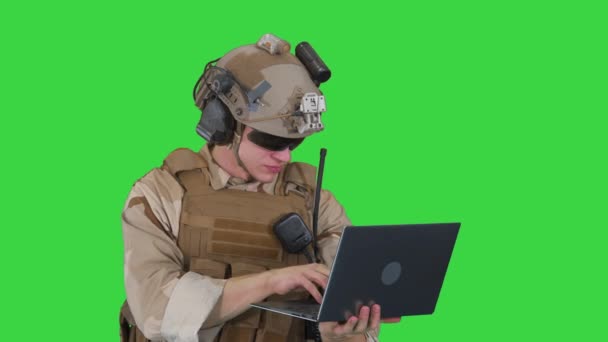 Marina de pie y el uso de la computadora portátil en una pantalla verde, Chroma Key. — Vídeos de Stock