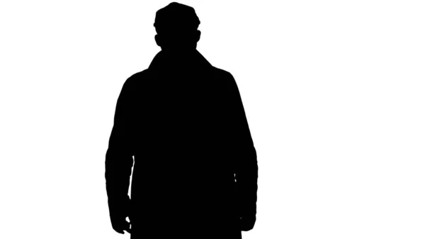 Silhouet Modieuze man met donkere baard in trench jas walkin — Stockfoto