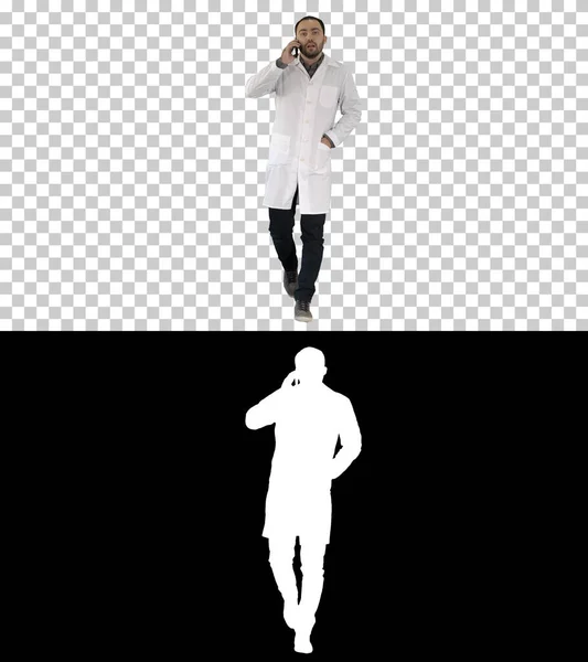 Manlig läkare gå och prata i telefon, Alpha Channel — Stockfoto
