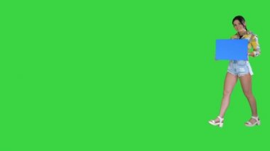 Yeşil Ekran, Chroma Key 'de boş pano tutan genç, çekici esmer model..