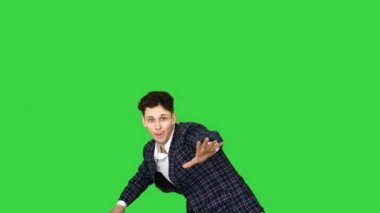 Takım elbiseli iş adamı yeşil ekranda break dans hareketleri yapıyor, Chroma Key.