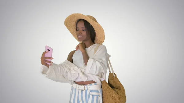 Sonriente mujer afroamericana usando sombrero de paja y tomando uno mismo — Foto de Stock