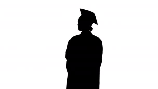 Sylwetka Kobieta uczeń w szlafroku ukończenia studiów posiada dyplom i zrzeka się go wokół. — Wideo stockowe