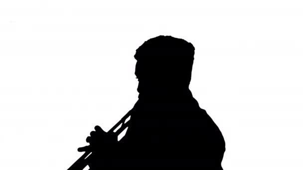 Siluetti Afrikkalainen amerikkalainen muusikko soittaa trumpettia ilmeikkäästi. — kuvapankkivideo