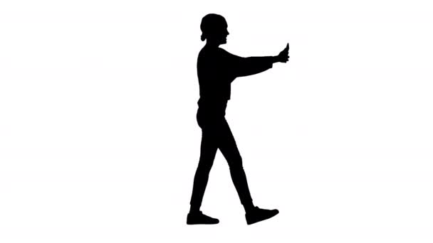 Silhouette Emotional fiatal nő befejező videohívás a telefonján séta közben. — Stock videók