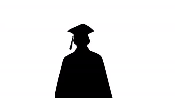 Silueta Usmívající se muž absolvent hodil svůj absolventský klobouk do vzduchu a zvedl svůj diplom. — Stock video