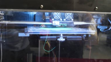 Modern olarak çalışan üç boyutlu üç boyutlu yazıcı makinesi