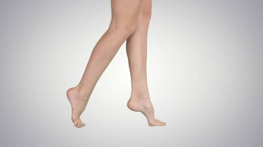 Güzel dişi bacakları zarif bir şekilde parmak ucunda yürüyor.