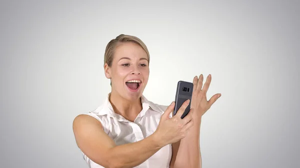 Vrouw draagt roze maken video gesprek op de smartphone lopen — Stockfoto