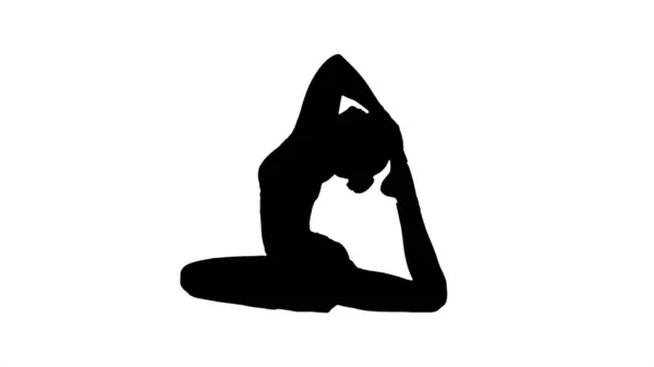 Silhouette Schöne junge Frau übt Yoga oder Pilates. — Stockfoto