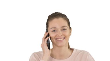 Gülümseyen genç bir kadın beyaz arka plandaki kameraya bakarak arama yapıyor..