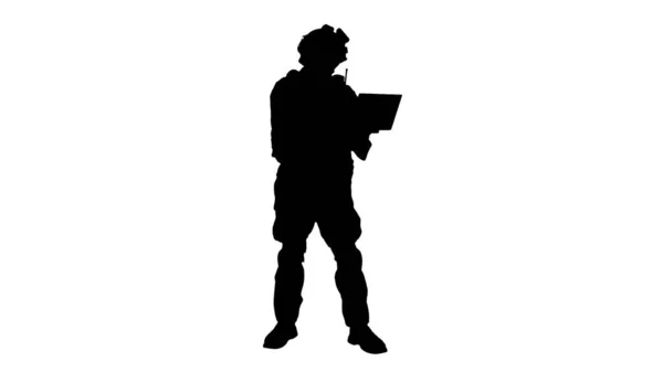 Soldat im Stehen und mit Laptop, Alpha Channel — Stockfoto