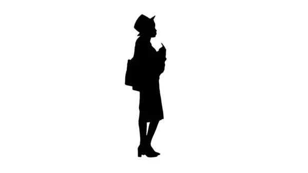 Jeune femme afro-américaine en tricot et chapeau blanc parlant un — Photo