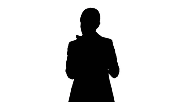 Silhouette Seriös Affärskvinna som ger uppgifter som talar på hennes pho — Stockfoto