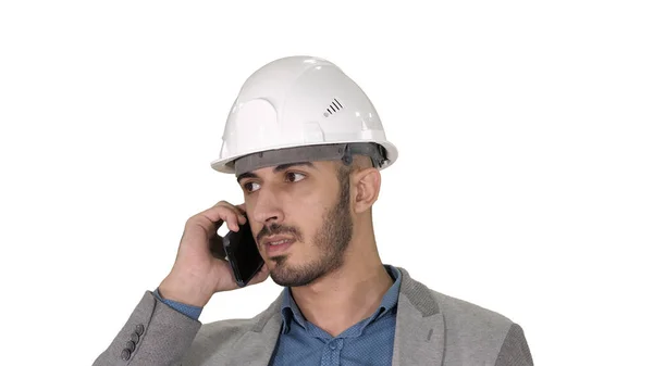 Engenheiro falando um telefone móvel inspecionando trabalhos de construção de guindaste no fundo branco. — Fotografia de Stock