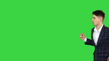 Yeşil Ekran 'da yürüyen ve dans eden resmi kıyafetli havalı adam, Chroma Key.