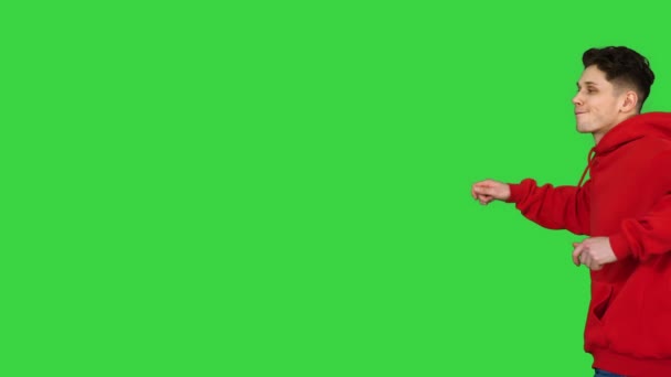 Trendiger Tänzer, der auf einem Green Screen läuft und tanzt, Chroma Key. — Stockvideo