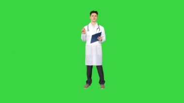 Doktor elinde tabletle yeşil ekranda dans ediyor, Chroma Key..