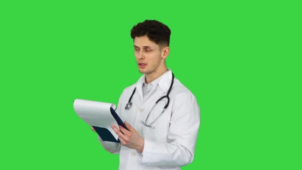 Rezultate excelente Doctor dansând afler căutând documente pe un ecran verde, Chroma Key . — Videoclip de stoc