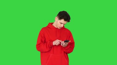 Başarılı bir genç adam telefonda iyi haberler alıyor ve Yeşil Ekran, Chroma Key 'de dans ediyor..