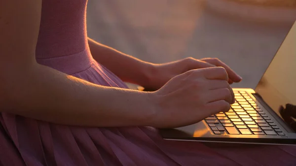 Žena používající notebook ve večerních hodinách. — Stock fotografie