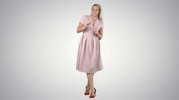 Linda chica de longitud completa en vestido rosa hablando con la cámara y smilin —  Fotos de Stock