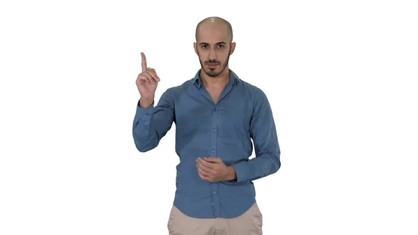Árabe homem no casual fazendo atenção gesto dedo para cima no branco fundo. — Fotografia de Stock