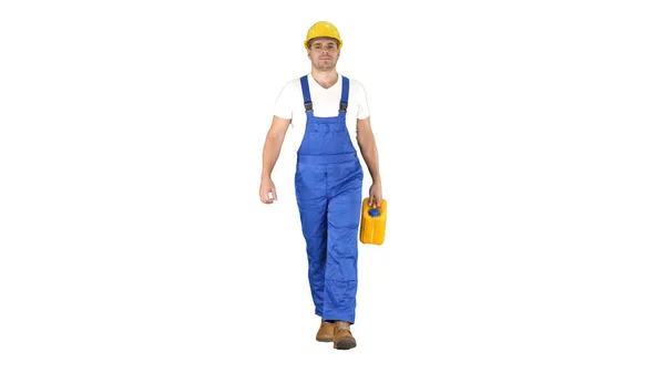 Pracownik budowlany w twardym kapeluszu trzymający plastikowy pojemnik i chodzący na białym tle. — Zdjęcie stockowe
