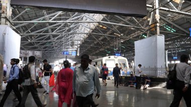 Mumbai, Hindistan - 25 Aralık 2017: Kalabalık tren istasyonu.