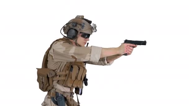 Marine en camouflage marchant et visant avec un pistolet sur fond blanc. — Video