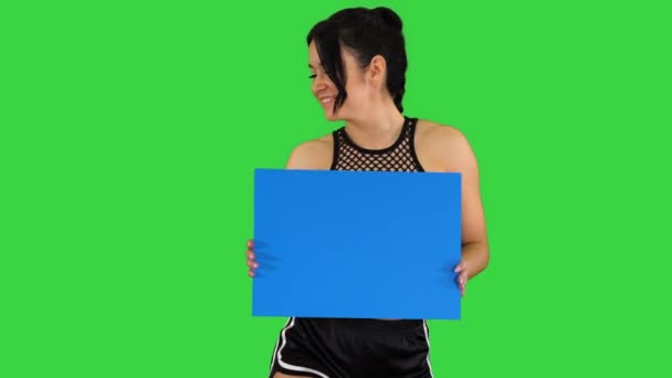 Ragazza affascinante in possesso di bordo vuoto e ballare su uno schermo verde, Chroma Key. — Video Stock