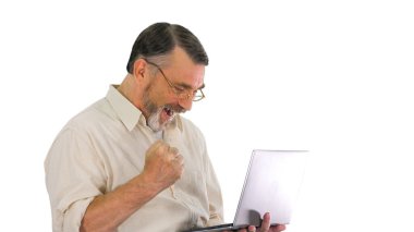 Beyaz sırtlı bir dizüstü bilgisayar üzerinde çalışan heyecanlı kıdemli iş adamı