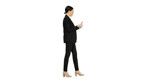 Feliz mulher de negócios contando dinheiro enquanto caminhava sobre backg branco — Fotografia de Stock