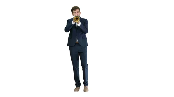 Mann im Anzug steht und spielt Trompete auf weißem Hintergrund. — Stockfoto