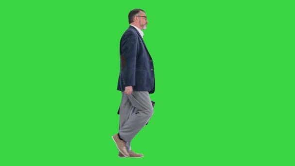 Velho homem de negócios com pressa olhando para o relógio e andando rapidamente em uma tela verde, Chroma Key. — Vídeo de Stock