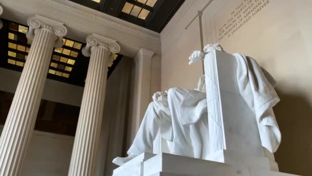 A estátua de Abraham Lincoln no Lincoln Memorial, Washington DC — Vídeo de Stock