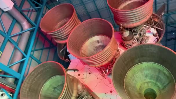 Fünf Formel-1-Motoren in Quinkunx-Anordnung. Saturn V Rakete im Apollo Saturn V Center. — Stockvideo