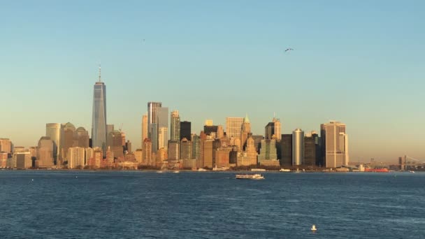 Downtown Manhattan ορίζοντα στο ηλιοβασίλεμα από Ellis Island — Αρχείο Βίντεο